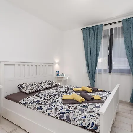 Apartment 2 Bedroom Pet Friendly In Omisalj