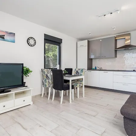 Apartment 2 Bedroom Pet Friendly In Omisalj