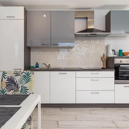 Apartment 2 Bedroom Pet Friendly In Omisalj