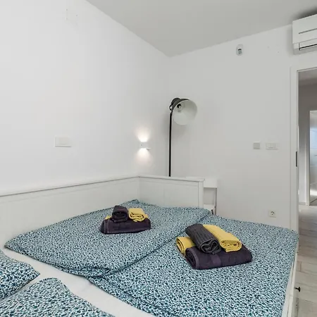 2 Bedroom Lovely In Omišalj