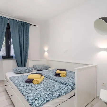 Apartment 2 Bedroom Pet Friendly In Omisalj
