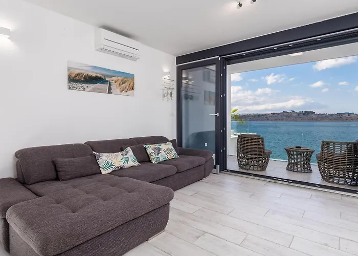 2 Bedroom Lovely In Omišalj