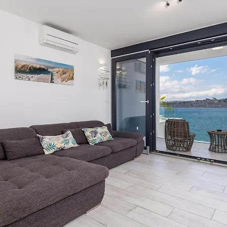Cozy In With House Sea View Omišalj
